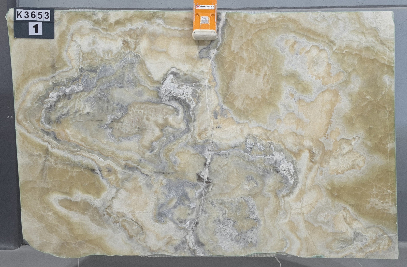 Velluto Onyx Cross Cut onyx slab